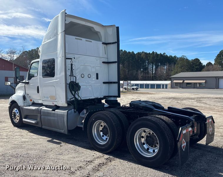 image for item DU0404 2019 International LT625 semi truck
