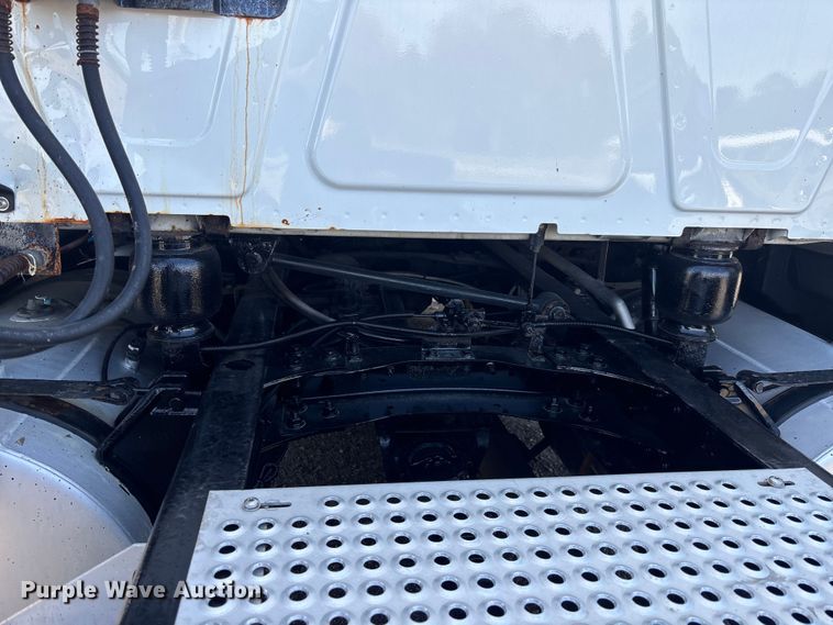 image for item DU0404 2019 International LT625 semi truck