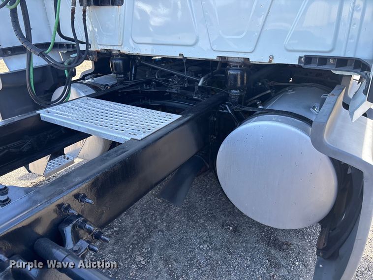 image for item DU0404 2019 International LT625 semi truck