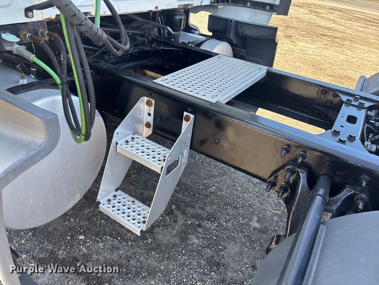 image for item DU0404 2019 International LT625 semi truck