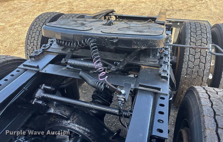 image for item DU0404 2019 International LT625 semi truck