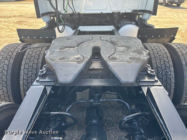 image for item DU0404 2019 International LT625 semi truck