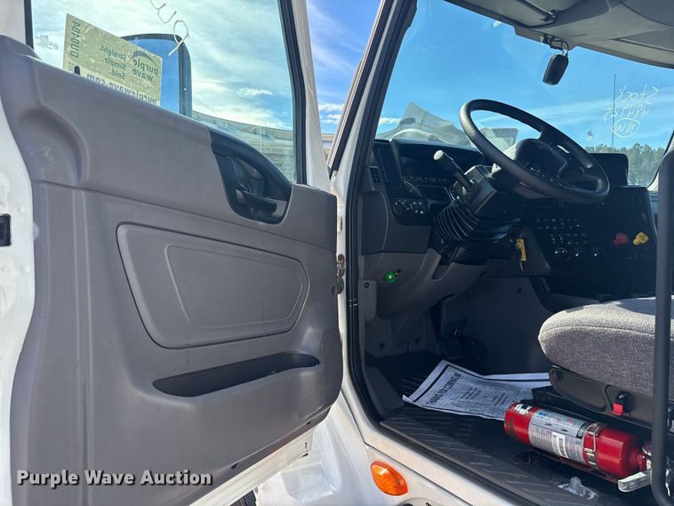 image for item DU0404 2019 International LT625 semi truck