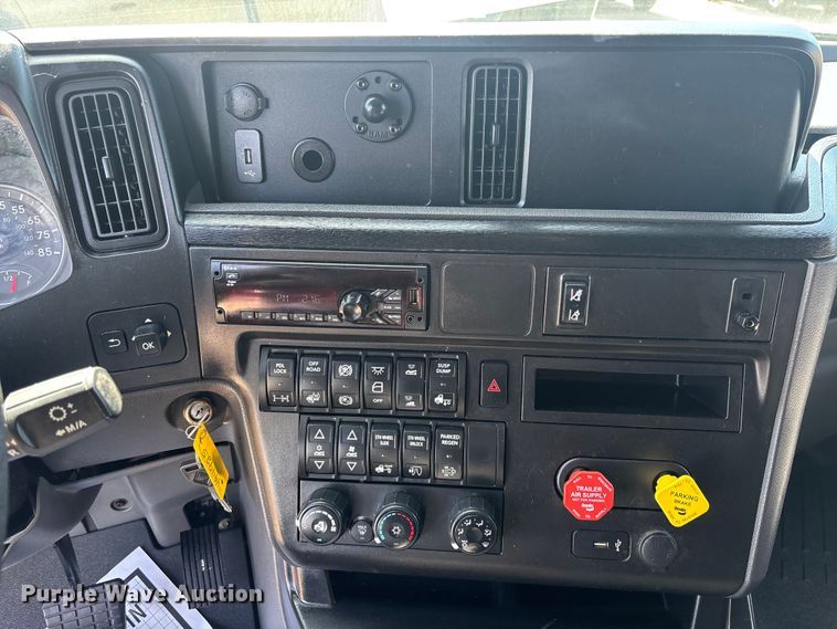 image for item DU0404 2019 International LT625 semi truck