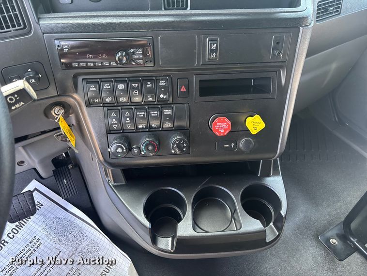 image for item DU0404 2019 International LT625 semi truck