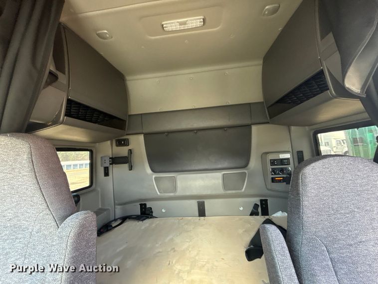 image for item DU0404 2019 International LT625 semi truck