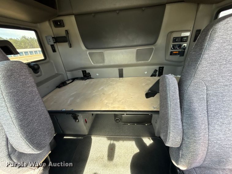 image for item DU0404 2019 International LT625 semi truck