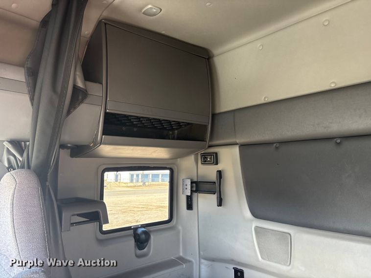 image for item DU0404 2019 International LT625 semi truck