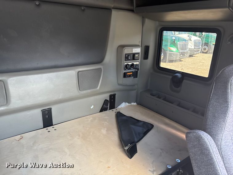 image for item DU0404 2019 International LT625 semi truck