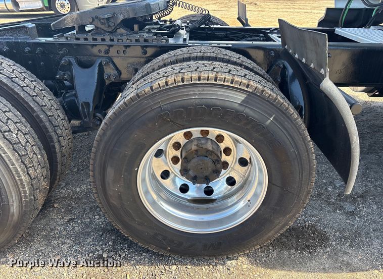 image for item DU0404 2019 International LT625 semi truck