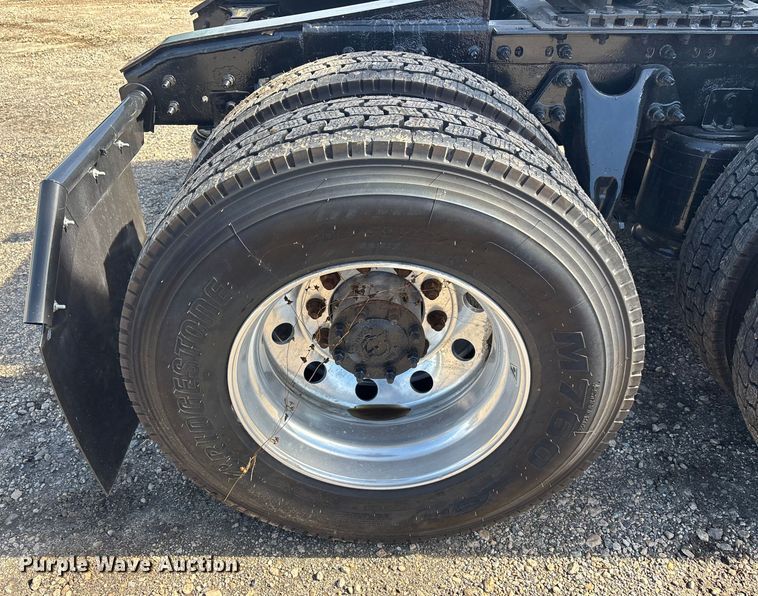 image for item DU0404 2019 International LT625 semi truck