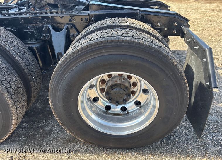 image for item DU0404 2019 International LT625 semi truck