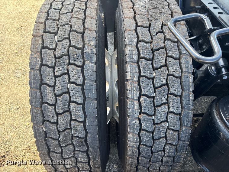 image for item DU0404 2019 International LT625 semi truck