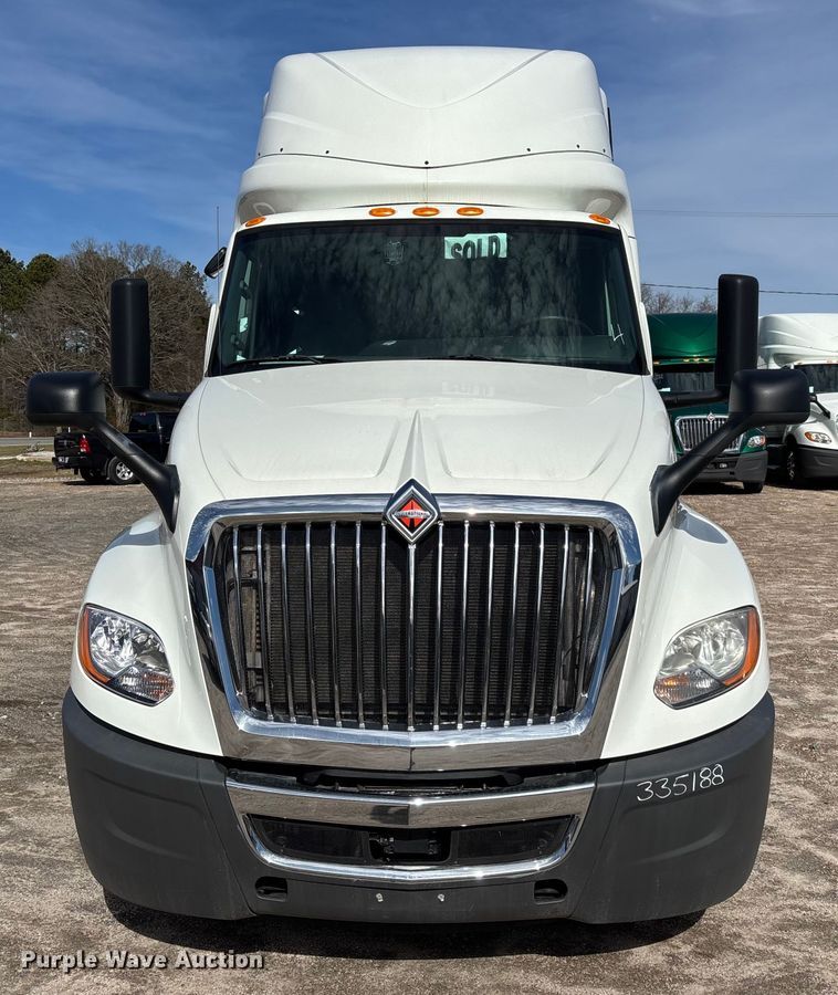 image for item DU0405 2019 International LT625 semi truck