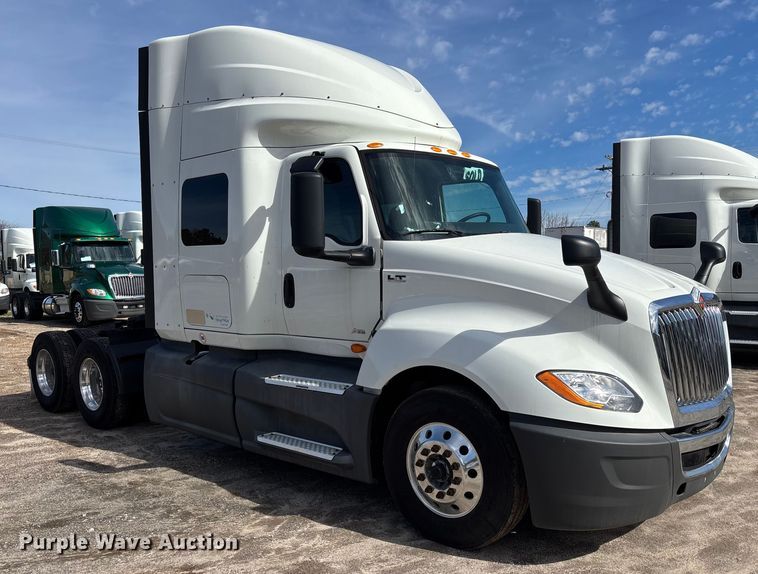 image for item DU0405 2019 International LT625 semi truck