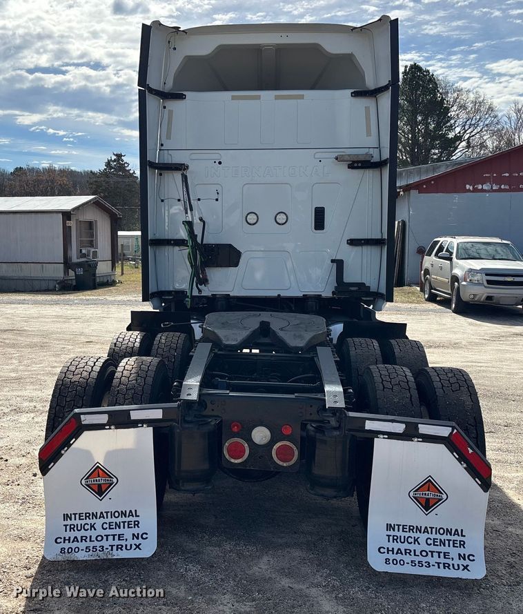 image for item DU0405 2019 International LT625 semi truck