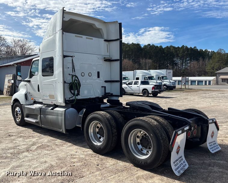 image for item DU0405 2019 International LT625 semi truck
