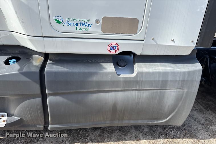 image for item DU0405 2019 International LT625 semi truck