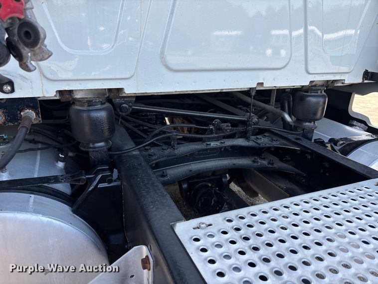 image for item DU0405 2019 International LT625 semi truck