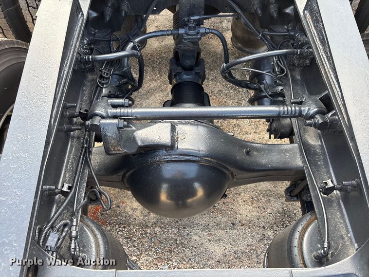 image for item DU0405 2019 International LT625 semi truck