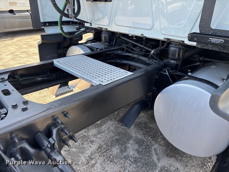 image for item DU0405 2019 International LT625 semi truck