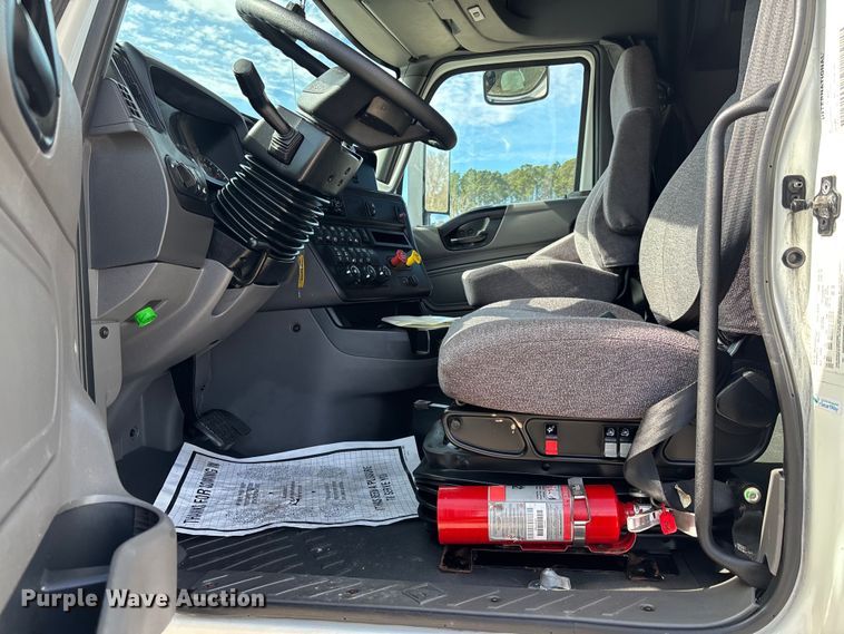 image for item DU0405 2019 International LT625 semi truck