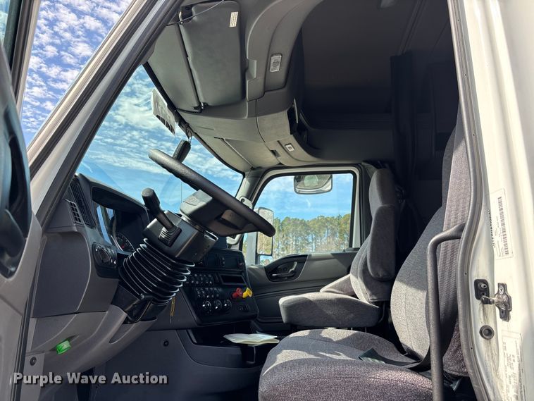 image for item DU0405 2019 International LT625 semi truck