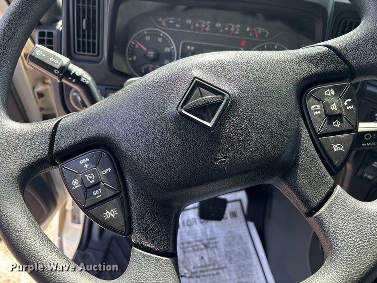 image for item DU0405 2019 International LT625 semi truck