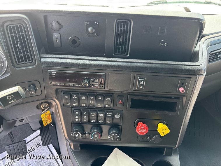 image for item DU0405 2019 International LT625 semi truck