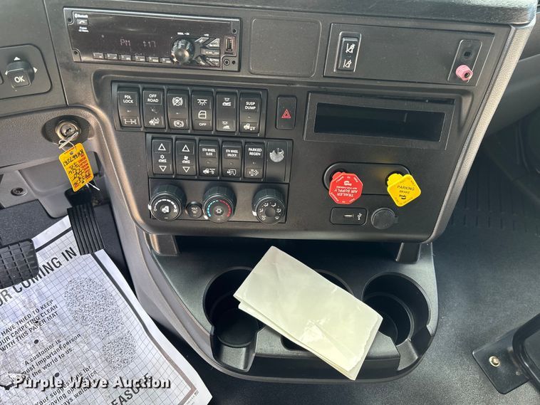 image for item DU0405 2019 International LT625 semi truck