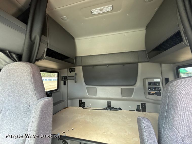 image for item DU0405 2019 International LT625 semi truck