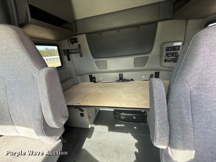 image for item DU0405 2019 International LT625 semi truck