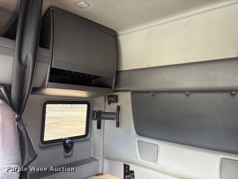 image for item DU0405 2019 International LT625 semi truck