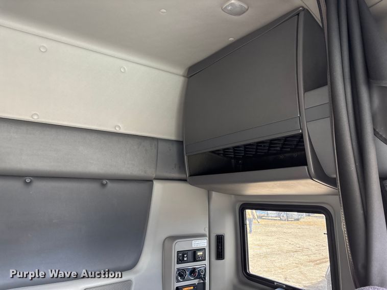 image for item DU0405 2019 International LT625 semi truck