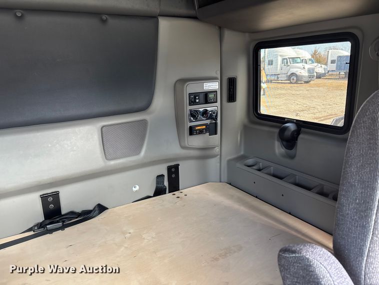 image for item DU0405 2019 International LT625 semi truck