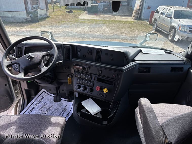 image for item DU0405 2019 International LT625 semi truck