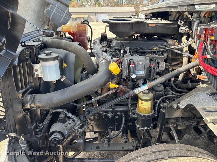 image for item DU0405 2019 International LT625 semi truck