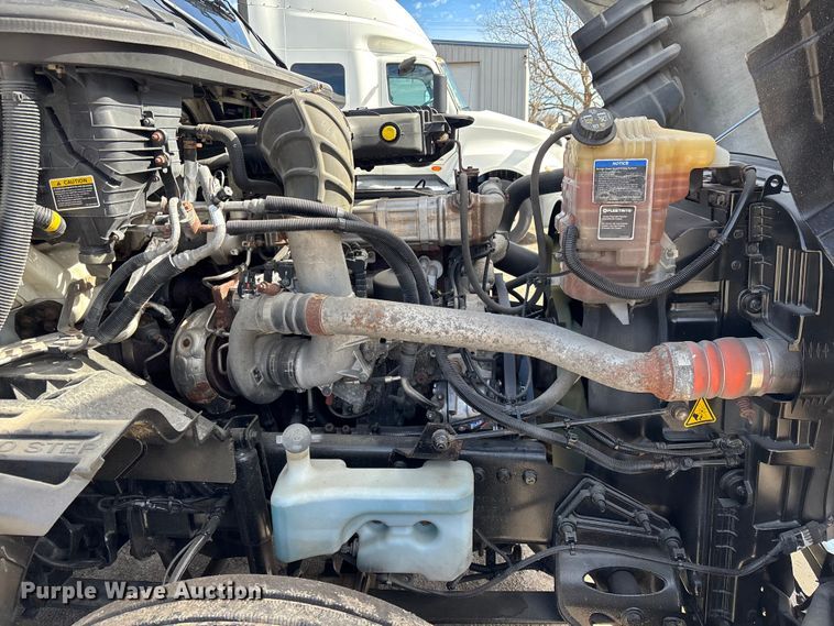 image for item DU0405 2019 International LT625 semi truck