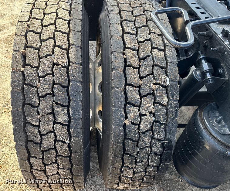 image for item DU0405 2019 International LT625 semi truck