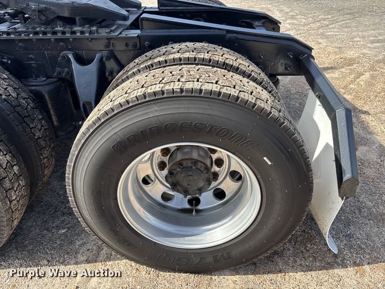 image for item DU0405 2019 International LT625 semi truck