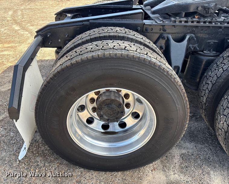 image for item DU0405 2019 International LT625 semi truck