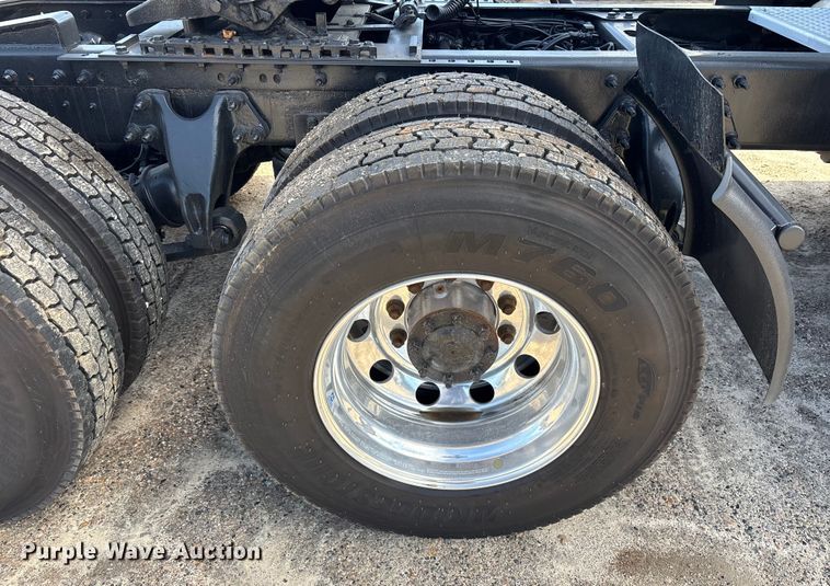 image for item DU0405 2019 International LT625 semi truck