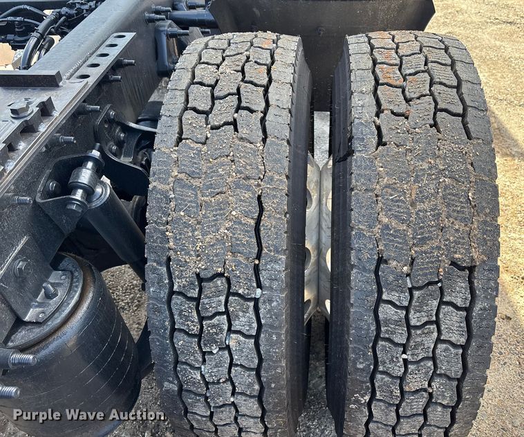 image for item DU0405 2019 International LT625 semi truck