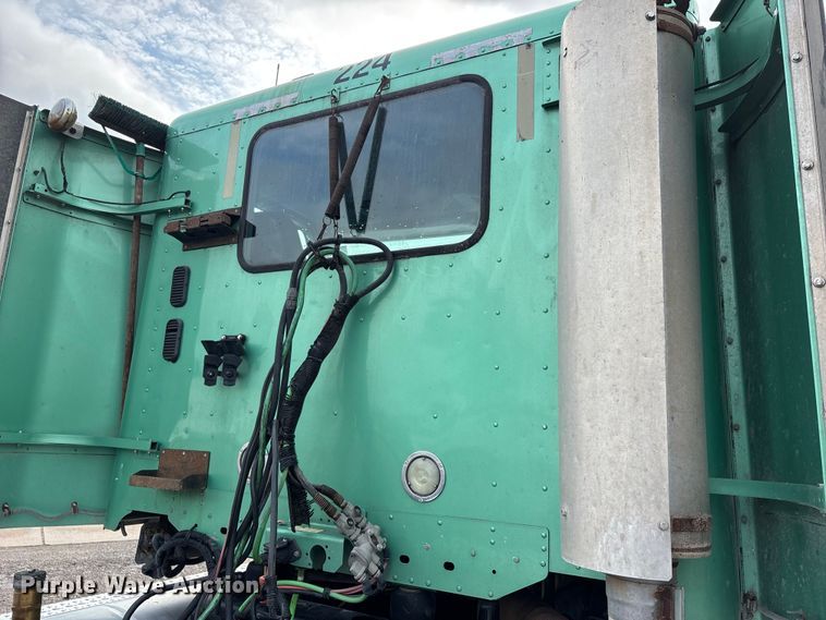 image for item DU1337 2015 Freightliner Columbia semi truck