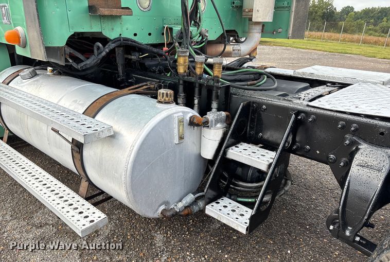 image for item DU1337 2015 Freightliner Columbia semi truck