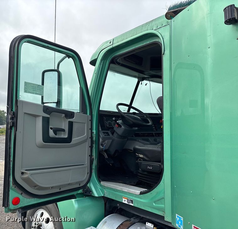 image for item DU1337 2015 Freightliner Columbia semi truck