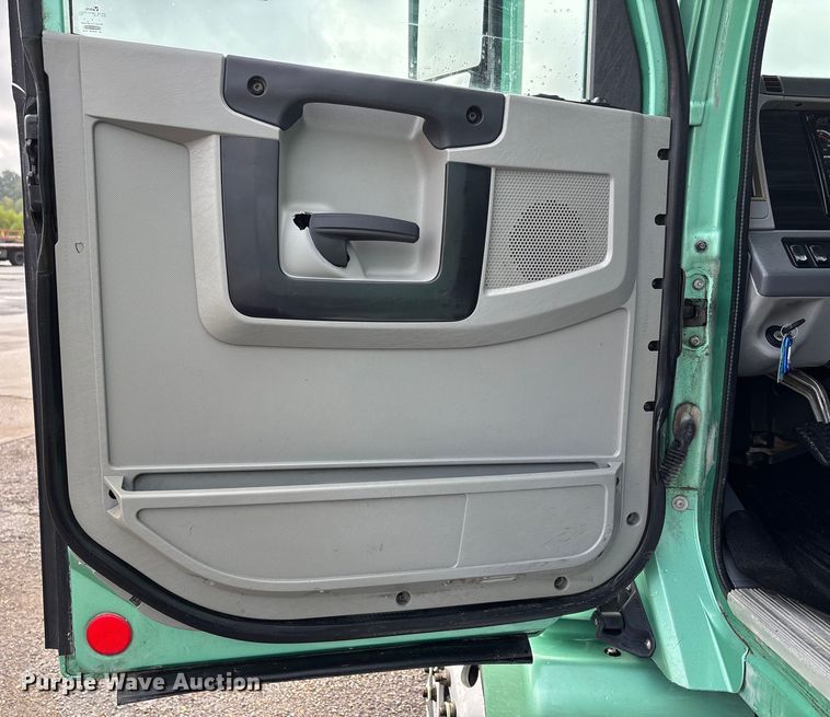 image for item DU1337 2015 Freightliner Columbia semi truck