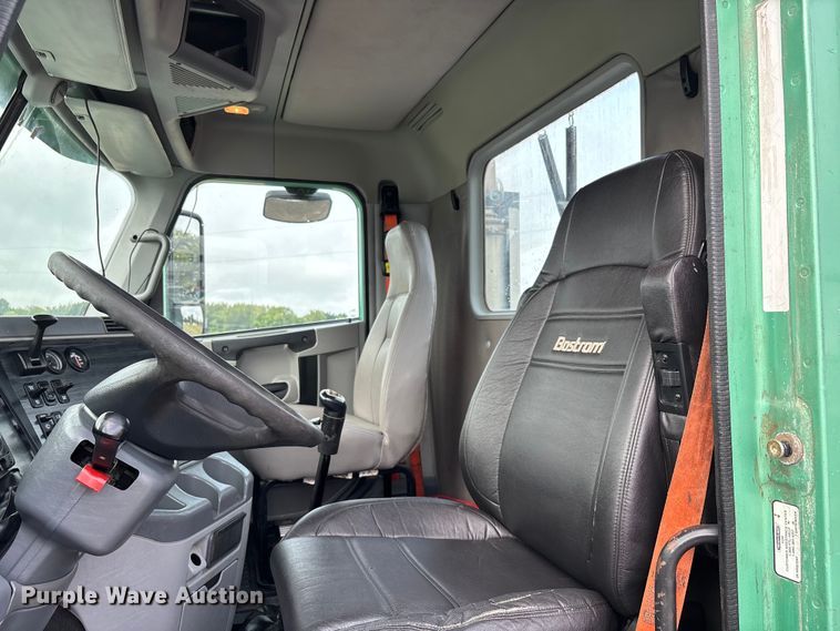 image for item DU1337 2015 Freightliner Columbia semi truck