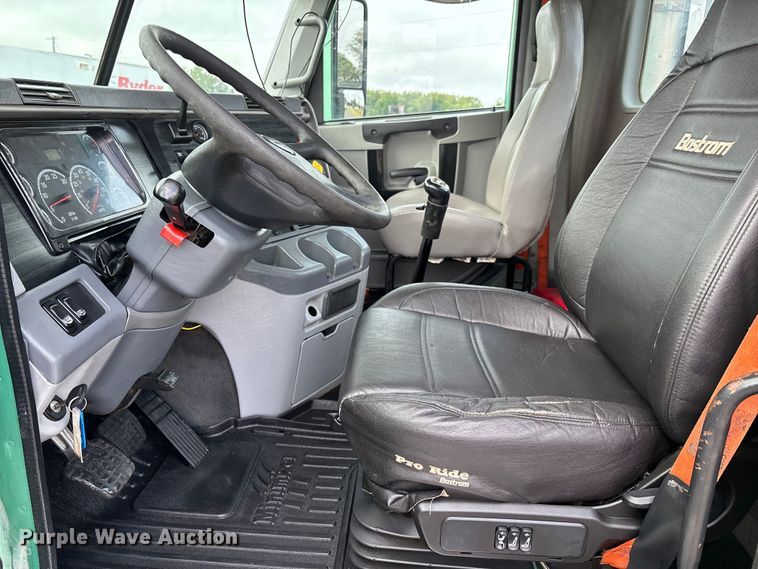 image for item DU1337 2015 Freightliner Columbia semi truck