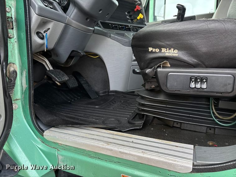 image for item DU1337 2015 Freightliner Columbia semi truck